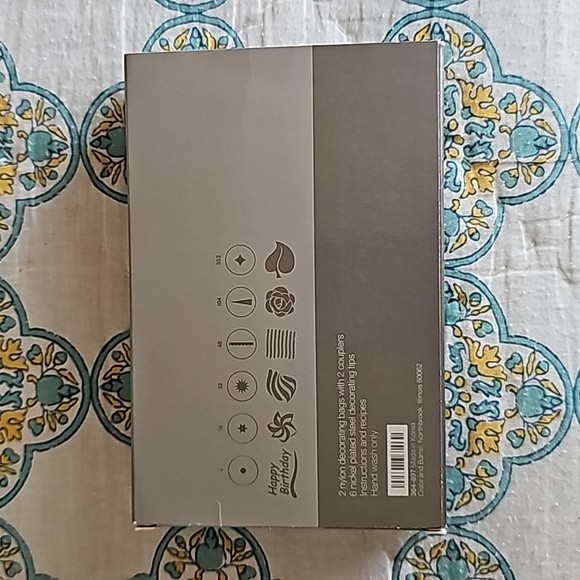 Crate & Barrel Professional Decorating Set (Cupcakes, Cakes, Cookies) - Picture 3 of 3